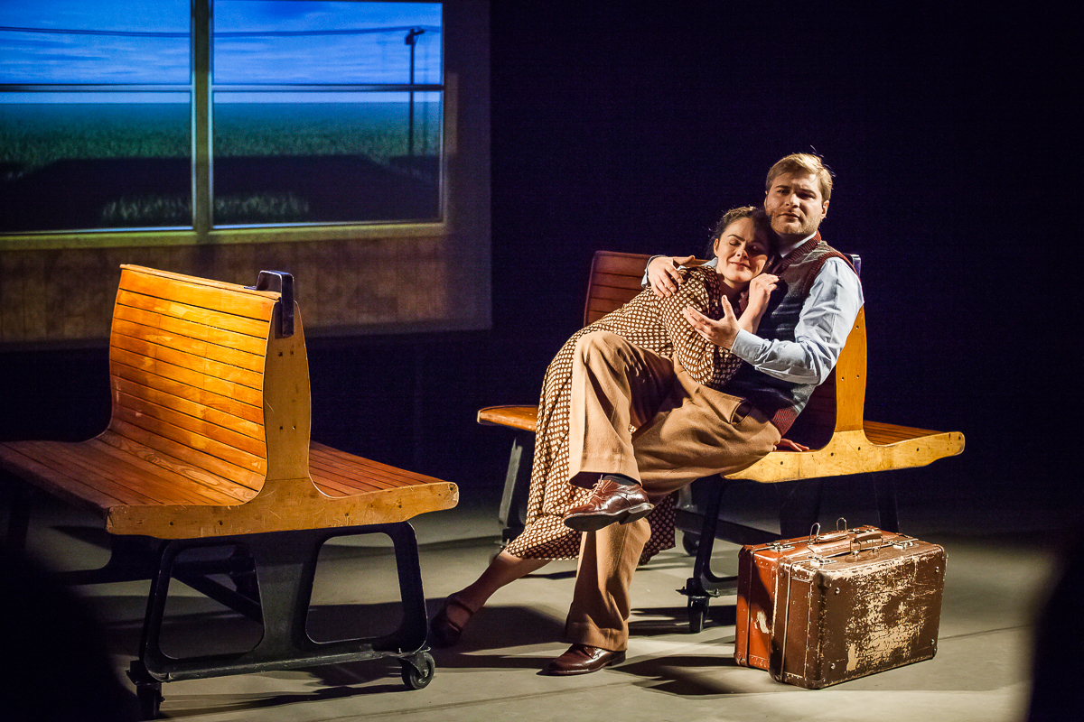 Zane Dombrovska un Jānis Kronis izrādē "Meistars un Aleksandra" (2019) // Foto – Mārīte Meļņika